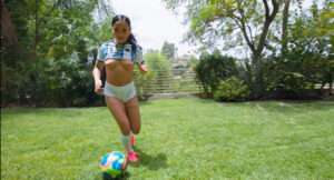Fútbol, aceite y follada intensa al lado de la piscina