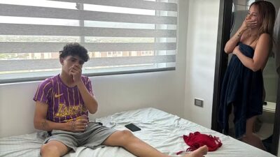 Descubro a mi travieso hijastro jugando con mi ropa interior y hago que me coja duro para guardar el secreto