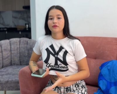Sofia Palvin no puede pagar la pizza y termina follando con el delivery en el sofá